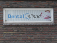 902382 Afbeelding van de verweerde buitenreclame van de voormalige praktijk voor mondhygiëne Dental eiland in een raam ...